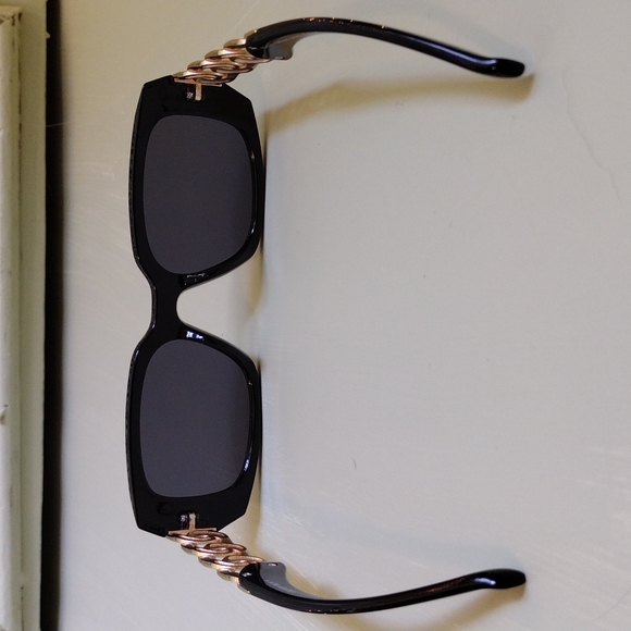 Women's gold chain ⛓️ link black frame sunglasses 🕶️ - Picture 12 of 12